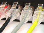 Pa ffactorau effeithio ar drosglwyddo ceblau Ethernet ffibr optig.